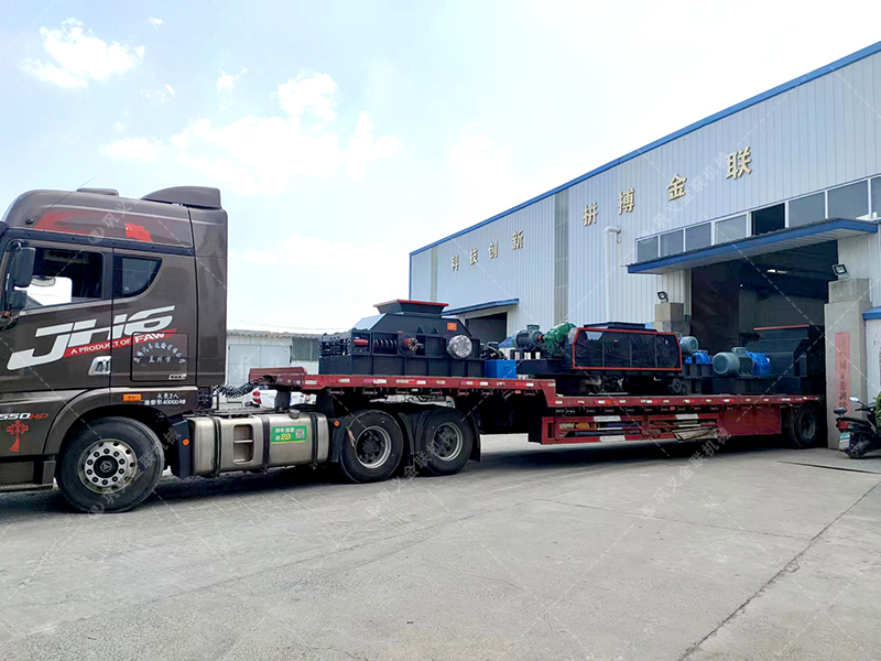 1200*1200雙齒輥破碎機(jī)，兩臺(tái)900*900軌道移動(dòng)雙齒輥破碎機(jī)發(fā)往云南